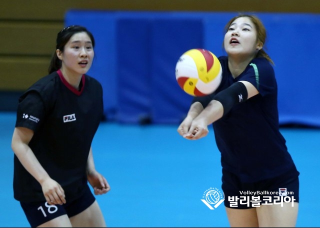 볼 받아올리는 한지현.