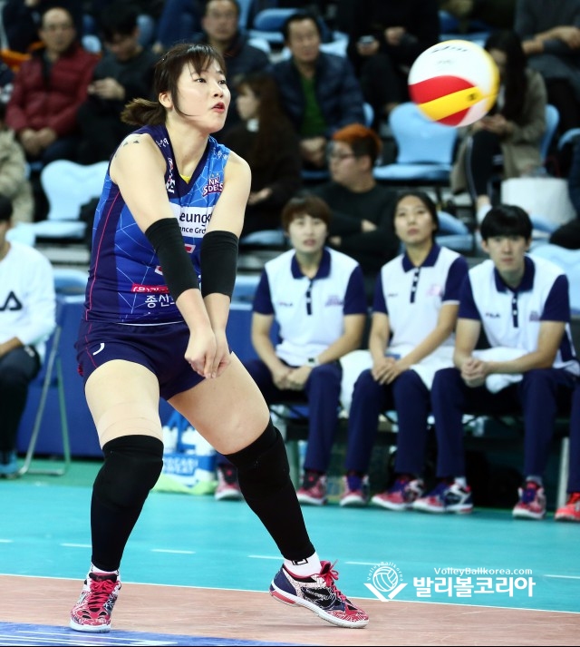 리시브하는 한지현.