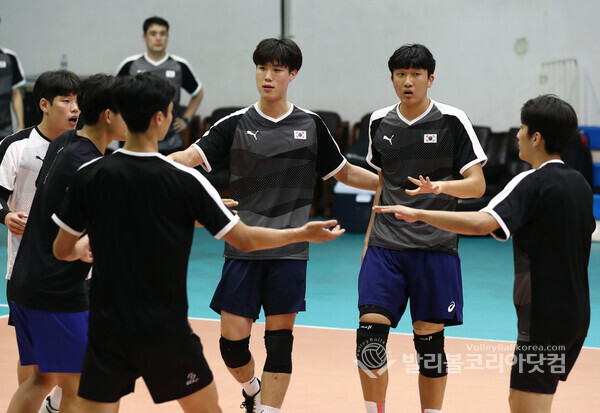 한국 남자배구 청소년 U20 국가대표팀 선수들.