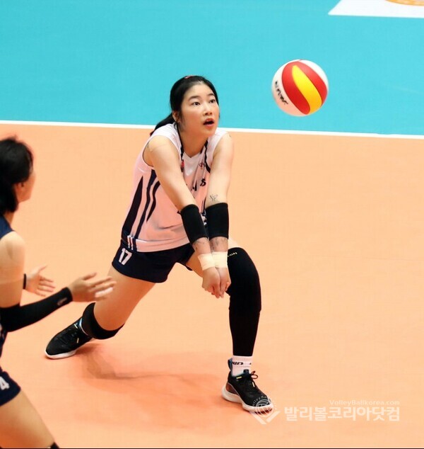 [실업배구] 리시브 하는 한지현.