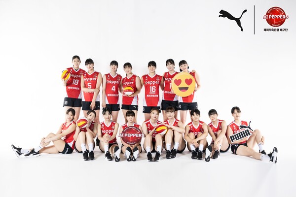 페퍼저축은행 배구단 선수들 단체사진.