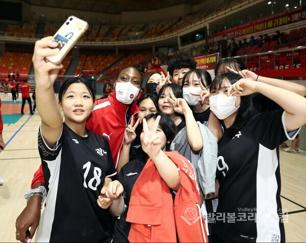 페퍼저축은행 니아 리드가 유소년 선수들과 기념촬영을 하는 모습.