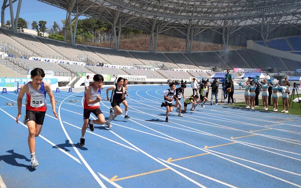 19일(수) 용인시 미르스타디움에서 열린 '경기도교육감기 육상대회'에 참가한 선수들의 모습.(사진제공=용인특례시)