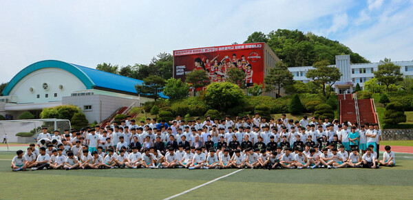 페퍼저축은행 AI페퍼스, 경북 문경 점촌중학교에서 유소년 배구 교실  개최.