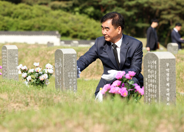 염종현 의장, 광주 국립 5·18 민주묘지를 참배.(사진제공=경기도의회)