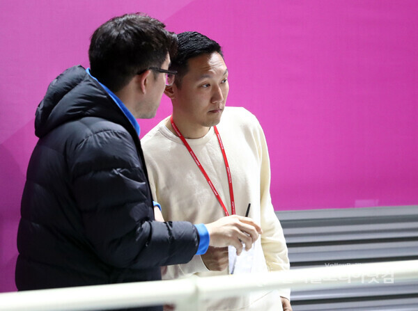 2023-2023시즌 흥국생명 삼산월드체육관을 찾은 페퍼저축은행 아헨 킴 감독과 정성우 사무국장.