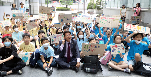 수원특례시의회, '어린이 환경 캠페인 요구서'  수원시에 추진정책 전달.(사진제공=수원특레시 의회)