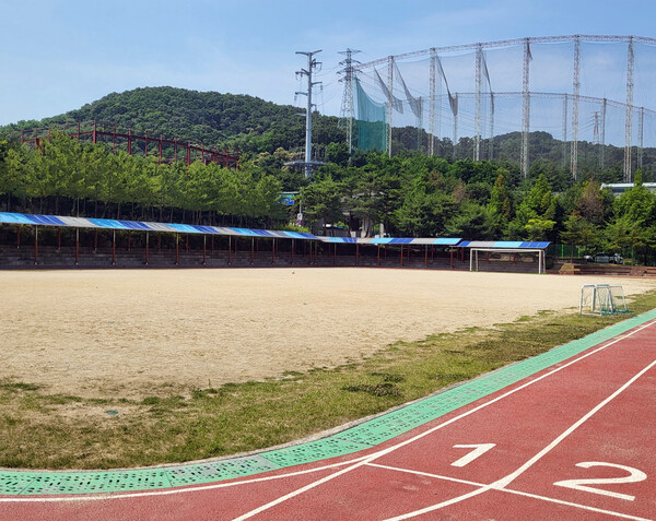 용인시가 인조잔디 조성사업을 지원 초당고등학교 운동장 모습.(사진제공=용인특레시)