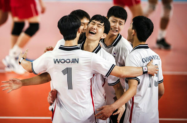 2023 국제배구연맹(FIVB) 세계남자유스(U19)배구 선수권대회 준결승에서 한국팀 선수들이 환호하는 모습.(사진출처=FIVB)