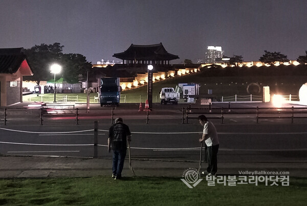 30일(토) 창룡문 광장 입구에서 전기선 공사하는 업체 관계자들.