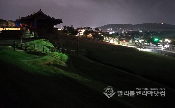30일(토) 조명등이 꺼진 창룡문 광장 일때 모습.