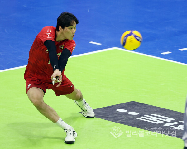 강서브 리시브하는 임성진