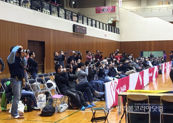 일본 V리그 2부 여자부 카시와시 중앙 체육관에서 남자 팬들이 촬영을 하는 모습.(도쿄=Oosato Emiko)