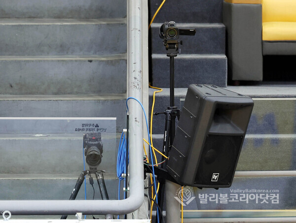OK금융그룹 구단측에서 설치한 분석용 카메라.(오른쪽)와 주관방송사(HB) 비디오판독용 카메라 모습.(왼쪽)