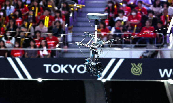 지난 2023년 9월 30일 국립요요기경기장 제1체육관에서 열린 '2023 FIVB 파리올림픽 예선-월드컵 배구' 남자부 일본과 핀란드 경기때 천장에 매달려 있던 케이블 카메라 모습.(자료출처=THE DIGEST)