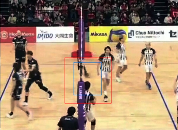 지난 2월 17일(토) 아이치현 이나지와시에서 열린 일본 V리그 디비전1 경기에서 네트에 설치한 카메라가 나카모토 켄유(파나소닉)에게 떨어지는 장면 캡쳐.(자료출처=V.TV easy sports)
