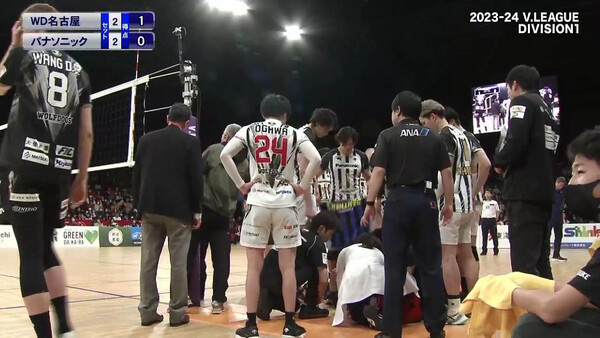 지난 2월 17일(토) 아이치현 이나지와시에서 열린 일본 V리그 디비전1 경기에서 네트에 설치한 카메라가 나카모토 켄유(파나소닉)에게 떨어져 응급조치하는 장면 캡쳐.(자료출처=V.TV easy sports)