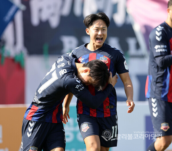 수원FC 이승우가 전북현대와 경기에서 선제골을 넣은 후 기뻐하는 모습.