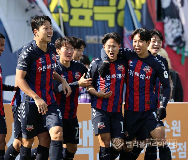 수원FC 이승우가 전북현대와 경기에서 선제골을 넣은 후 동료선수들과 기뻐하는 모습.