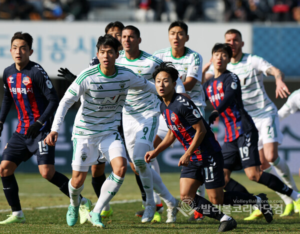 수원FC 이승우가 전북현대와 경기에서 코너킥 볼을 바라보는 모습.