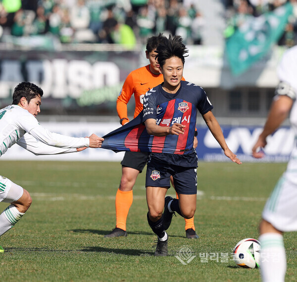 수원FC 이승우가 전북현대와 경기에서 경기를 하는 모습.