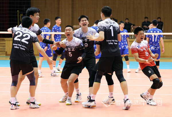 21일 남고부 결승전에서 수성고와 천안고 경기 4세트에서 수성고가 승리하자 선수들이 환호하는 모습.