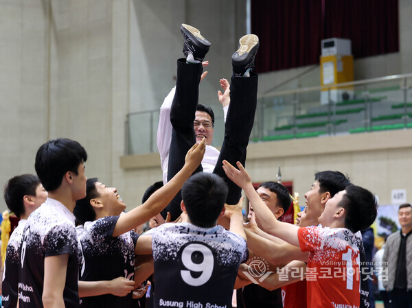 21일 남고부에서 우승을 차지한 수성고 선수들이 김장빈감독을 행가레 치는 모습.