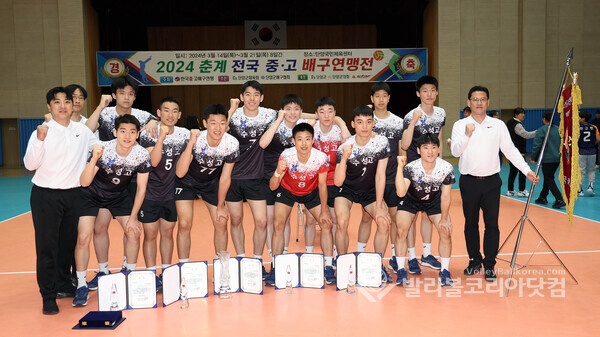 21일 남고부 결승에서 승리하면서 우승을 차지한 수성고 선수들 단체 모습.