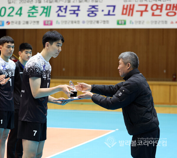 21일 시상식에서 남자고등부 최우수선수(MVP)로 선정된 수성고 윤하준에게 금호중 교장선생님이 시상을 하고 있다.