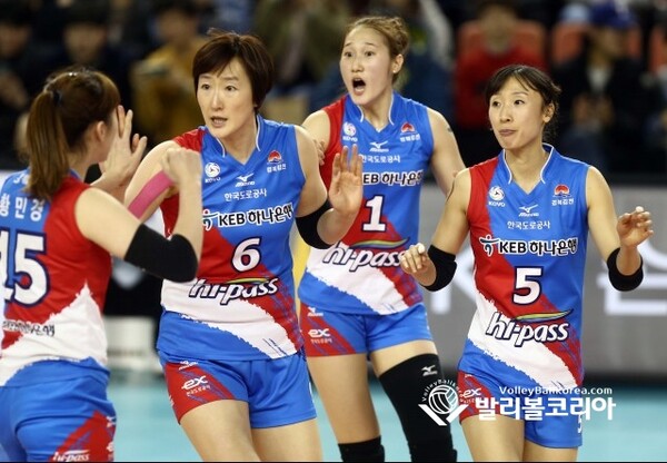 2015년 V리그 한국도로공사 경기에서 선수들과 함께하는 장소연 모습.
